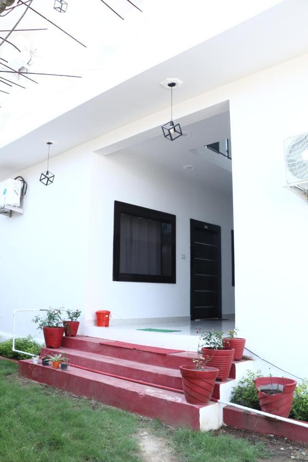 Madpackers Khajuraho Hostel Exterior photo