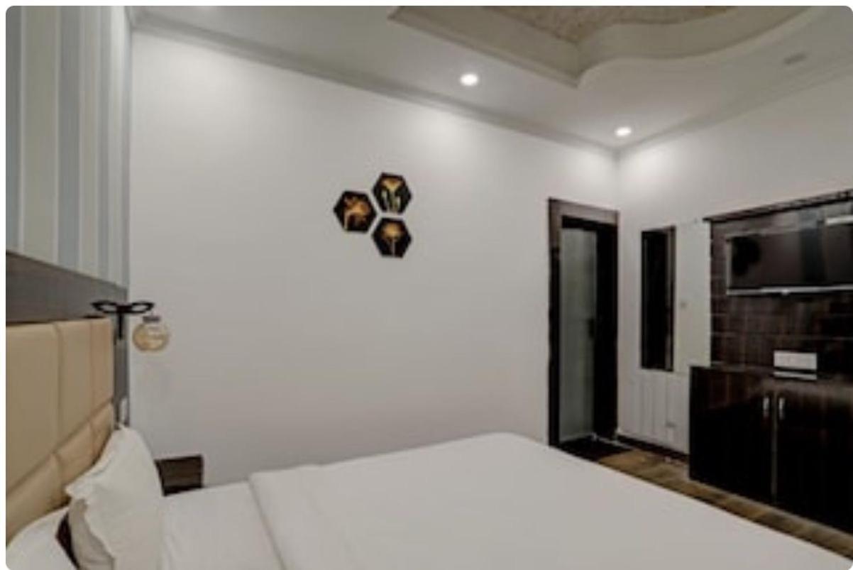 Madpackers Khajuraho Hostel Exterior photo